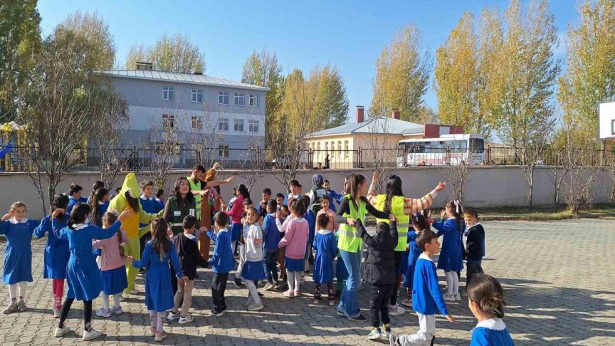 Yeşilay Kars Şubesi’nden “Köyümüzde El Ele” Projesiyle Minik Kalplere Dokunuş