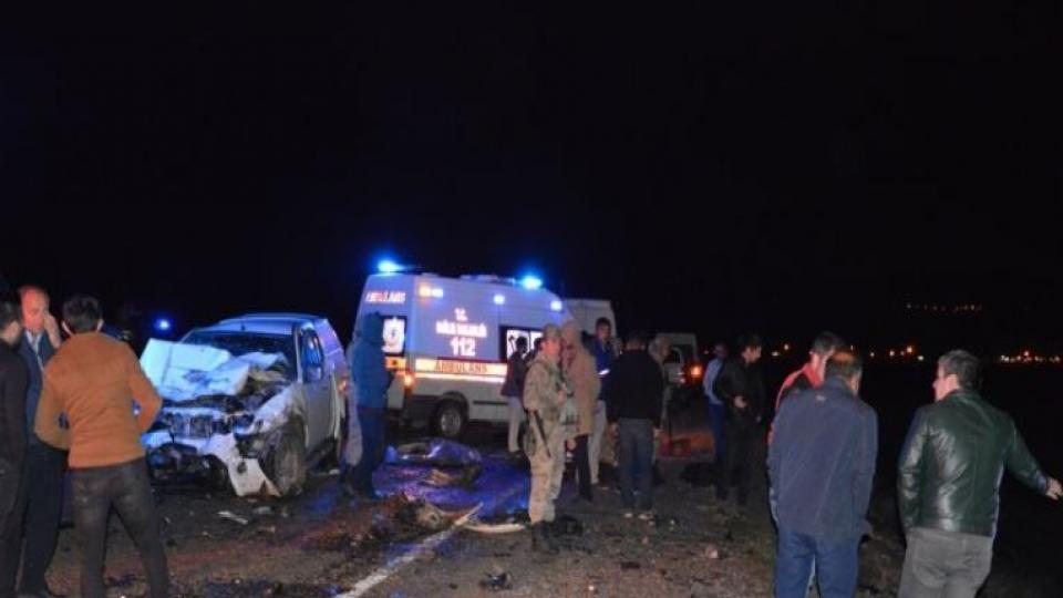 Serhatın Sesi / Serhat Diyarından Haberler / Ağrı'da kamyonet ile hafif ticari araç çarpıştı: 4 ölü, 3 yaralı