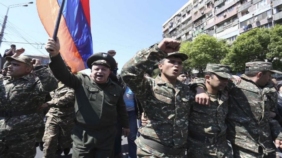 Serhatın Sesi / Serhat Diyarından Haberler / Ermenistan'da asker muhalif gösterilere katıldı!