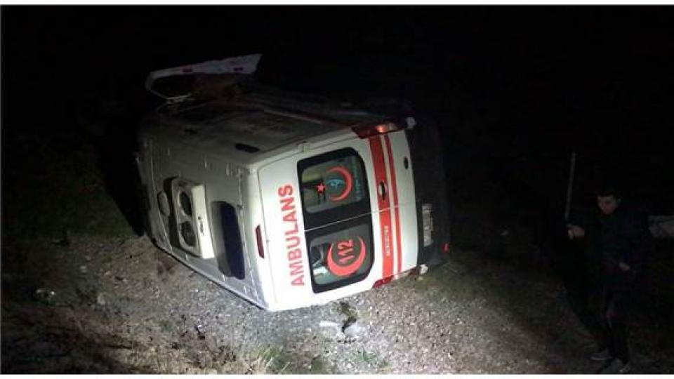 Serhatın Sesi / Serhat Diyarından Haberler / Kars'ta ambulans ile otomobil çarpıştı: 1 ölü, 3 yaralı