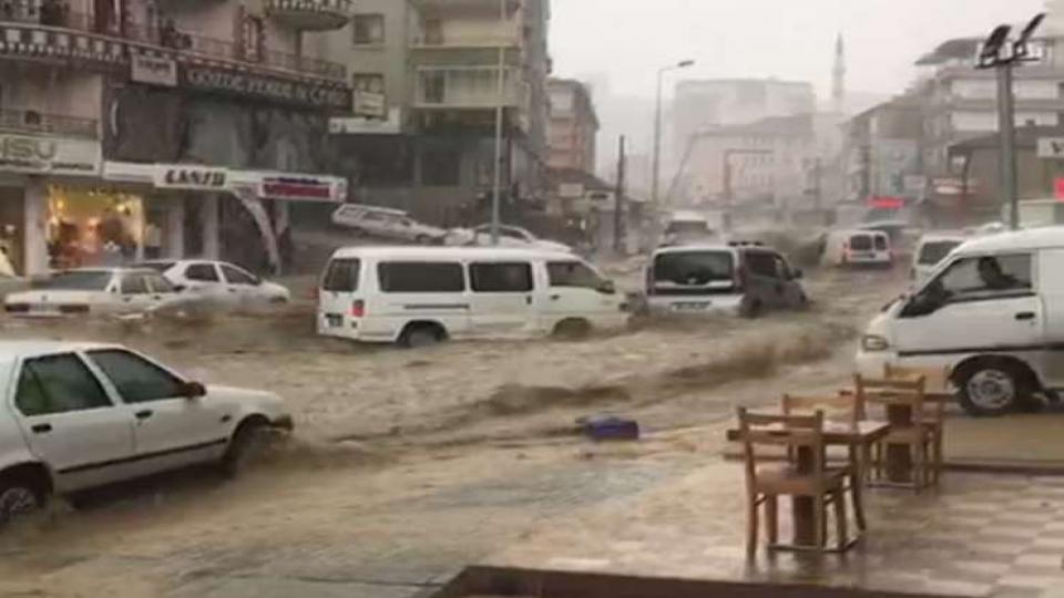 Ankara’da önce sağanak, sonra sel: Yaralılar var, araçlar sürüklendi