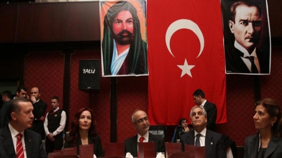 Erdoğan 2013: Tek ibadethane camidir Erdoğan 2018: Cemevine statü gelecek