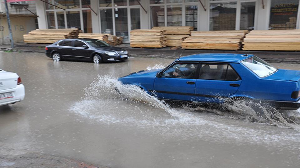 Kars’ta sağanak yağmur caddeleri göle çevirdi