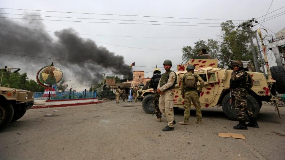 Taliban bir kenti kuşattı