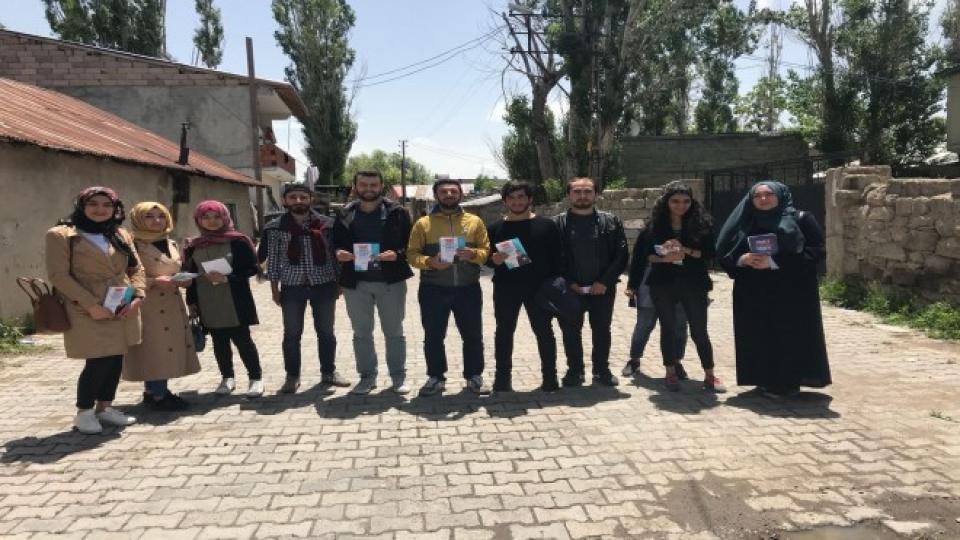 Serhatın Sesi / Serhat Diyarından Haberler / Ak Parti Ağrı İl Gençlik Kolları, Seçim Çalışmalarını Mahallelerde Yürütüyor