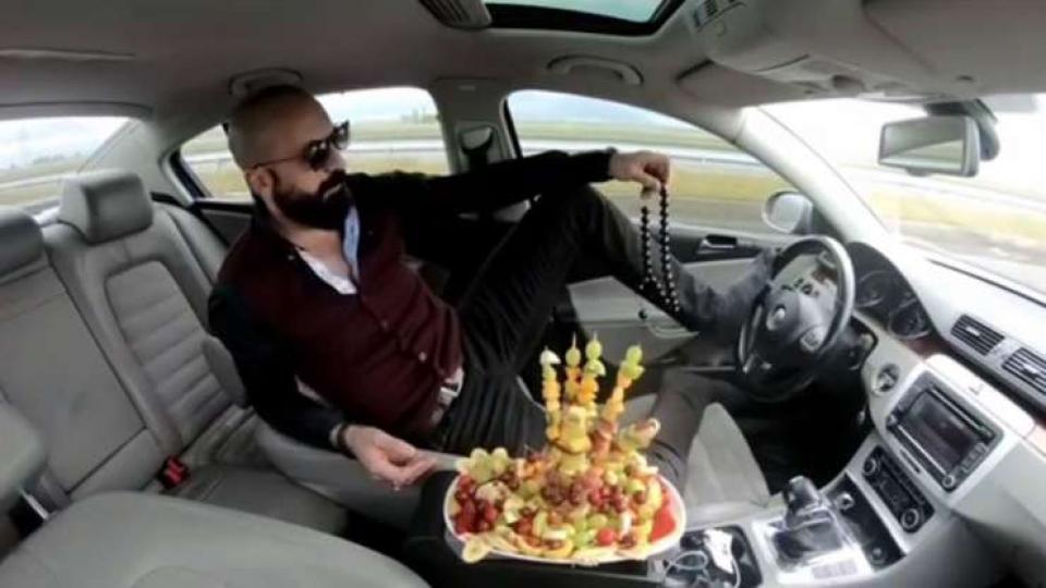 Ayağıyla araç kullanıp meyve yiyen sürücüye altı yıl hapis talebi