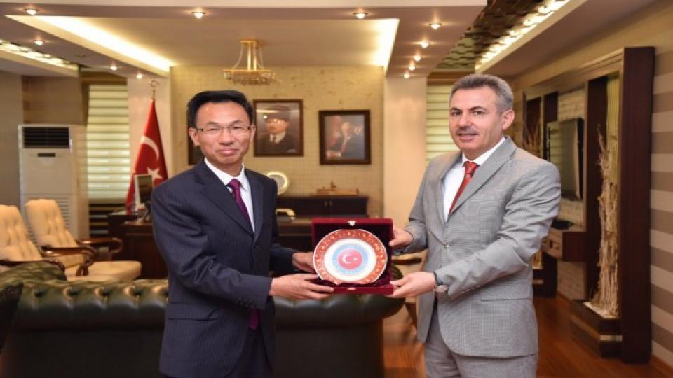 Serhatın Sesi / Serhat Diyarından Haberler / Çin Halk Cumhuriyeti Ankara Büyükelçisi YU Hongyang Vali Elban’ı Ziyaret Etti.