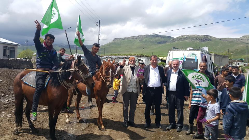 HDP Sözcüsü Kars Milletvekili Ayhan BİLGEN’den  Merkez Yücelen köyüne ziyaret.