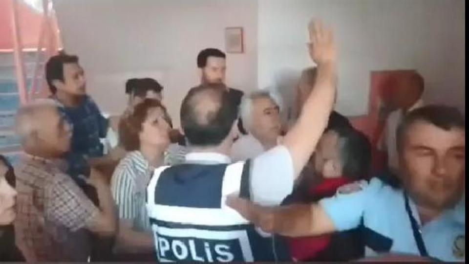 Kocaeli’nde sandık müşahitleri birbirine girdi: Kavgayı polis ayırdı