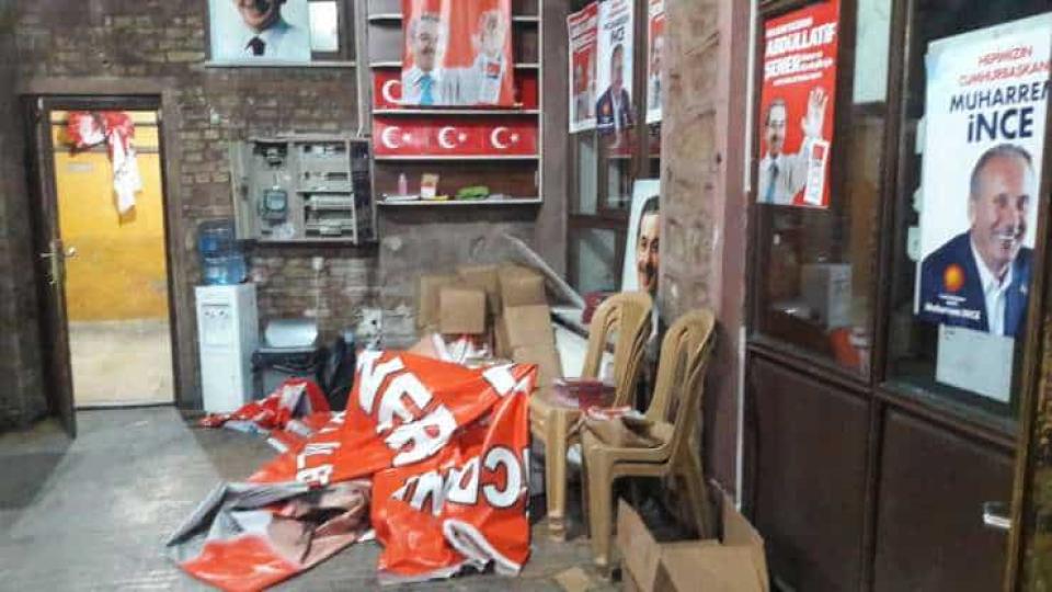 Serhatın Sesi / Serhat Diyarından Haberler / Konya’da CHP’nin seçim merkezine saldırı: Yaralılar var
