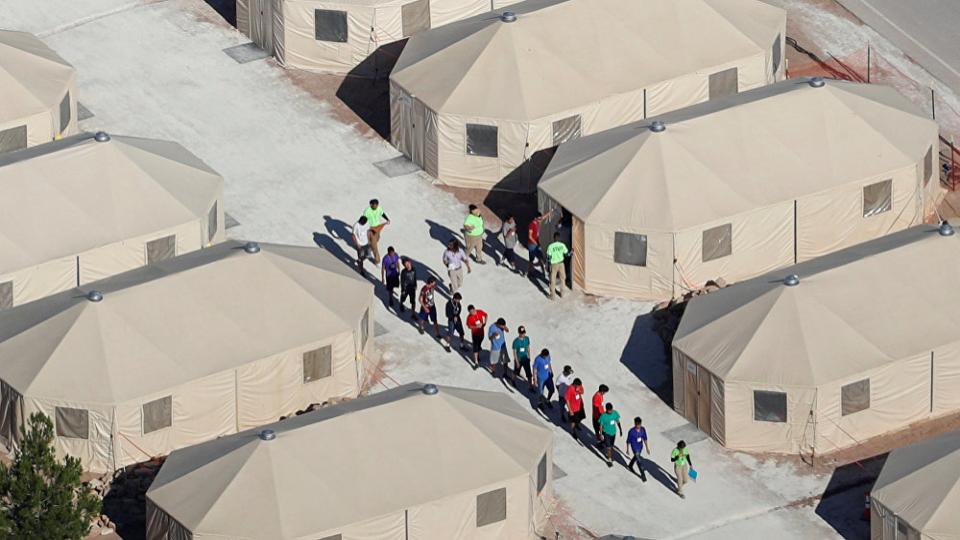 Serhatın Sesi / Serhat Diyarından Haberler / Trump'ın göçmen zulmüne ses kaydı darbesi: Sınırda ailelerinden koparılıp kamplara tıkılan çocuklar 'anne-baba' diye hıçkıra hıçkıra ağlıyor