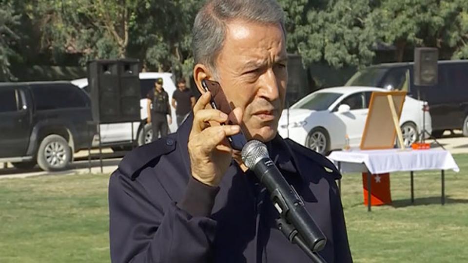 Serhatın Sesi / Serhat Diyarından Haberler / Milli Savunma Bakanı Akar, Cumhurbaşkanı'nın bayram mesajını görevli askerlere iPhone'dan dinletti