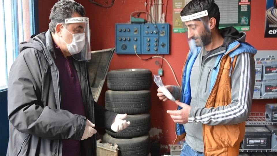 Ardahan Belediye Başkanı Faruk Demir sanayi esnafına yüz siperliği ve tek kullanımlık maske dağıttı
