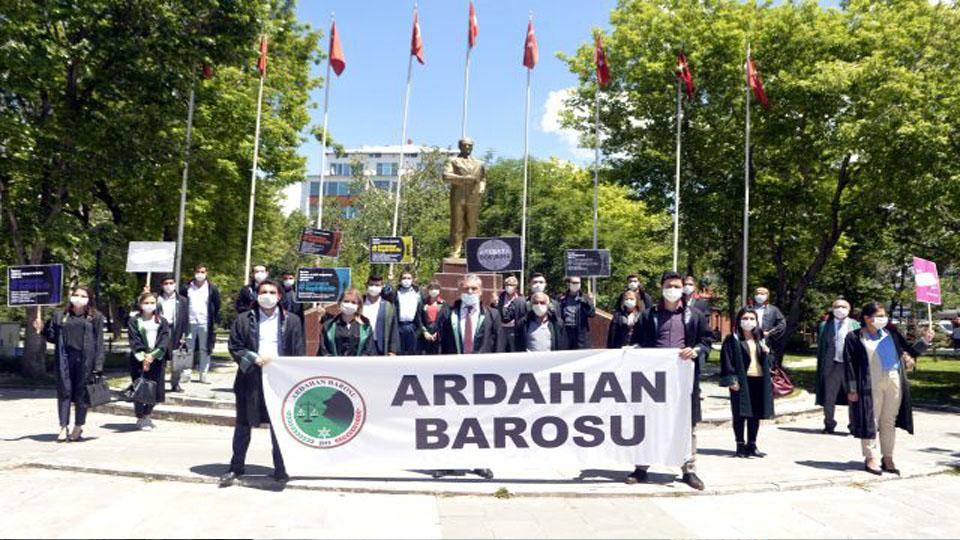 Serhatın Sesi / Serhat Diyarından Haberler / Ardahan Baro Başkanı ve avukatlardan tepki