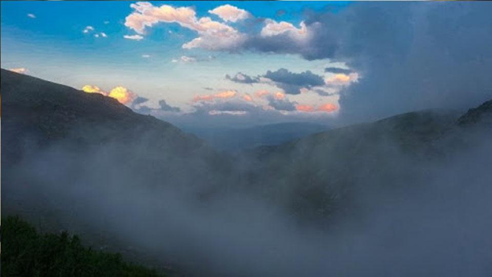 Ardahan’da Bilibilan Dağında oluşan sis görenleri hayran bıraktırıyor
