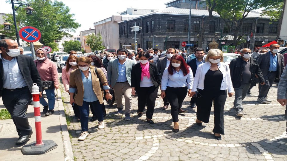 HDP Eş Genel Başkanı Pervin Buldan, Kars’ta yoğun bir kitle tarafından karşılandı