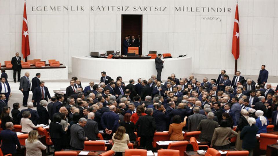 Milletvekilliği düşürülen 3 isim için mecliste  protesto 