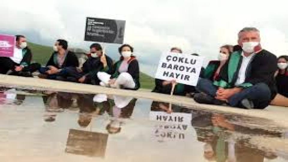 Serhatın Sesi / Serhat Diyarından Haberler / Ardahan Barosu'ndan ''çoklu baro'' protestosu