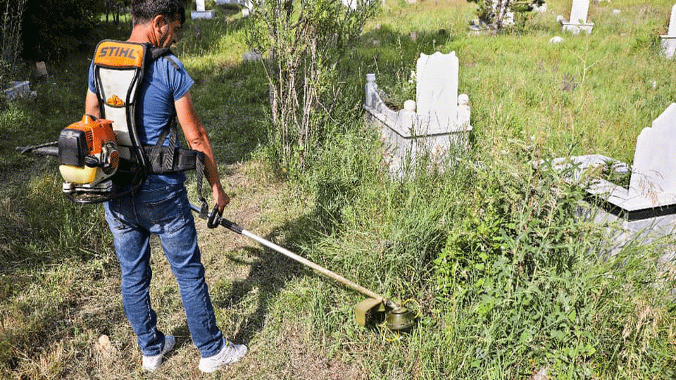 Kars Belediyesi bayram öncesi mezarlıklarda ot biçme çalışması başlattı