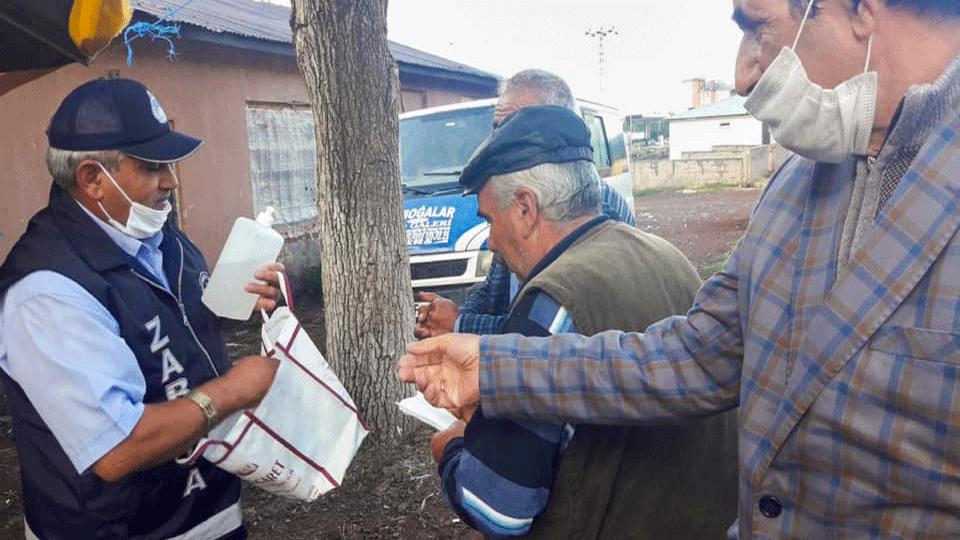 Serhatın Sesi / Serhat Diyarından Haberler / Kars Belediyesi Hayvan Pazarı’nda Esnafa maske dağıttı