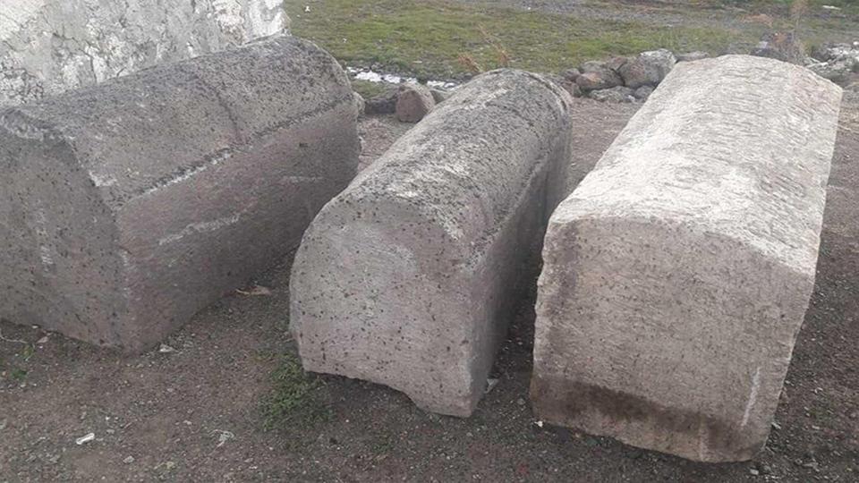 Serhatın Sesi / Serhat Diyarından Haberler / Kars’ta bir evin bahçesinde tarihi mezar taşları bulundu