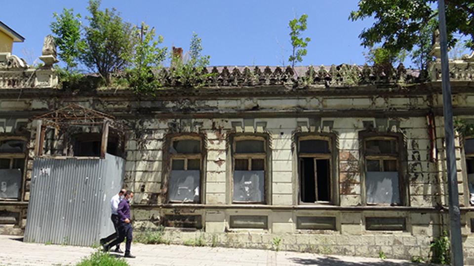 Serhatın Sesi / Serhat Diyarından Haberler / Kars’ta tarihi bina kaderine terk edildi
