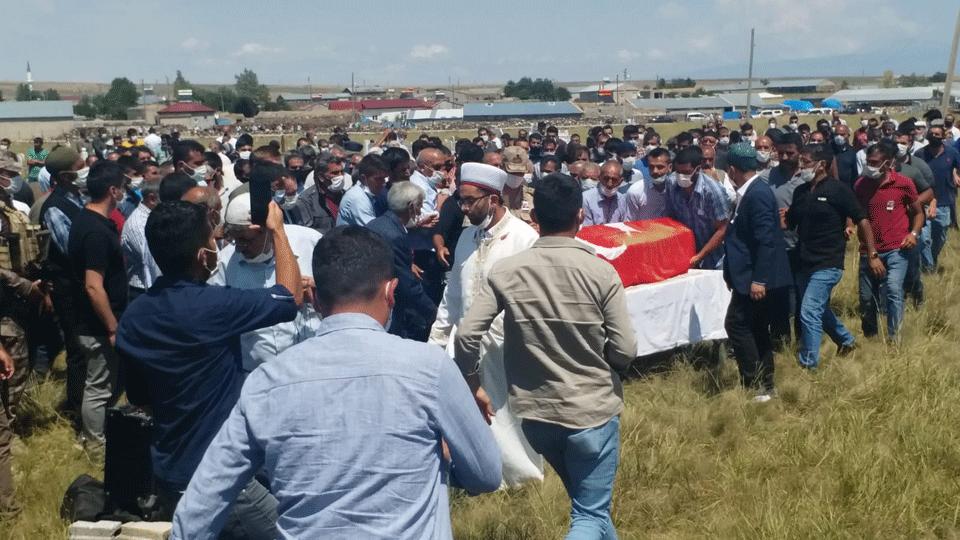 Serhatın Sesi / Serhat Diyarından Haberler / Tehdit sonrası ölü bulunan asker defnedildi