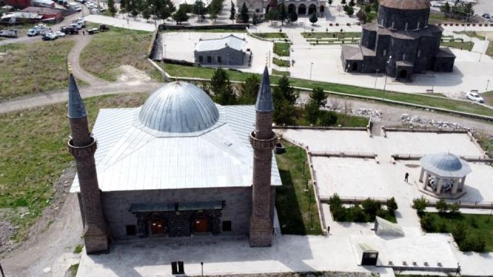 Ermeniler Ulu Cami'de 285 Türk'ü diri diri yaktı