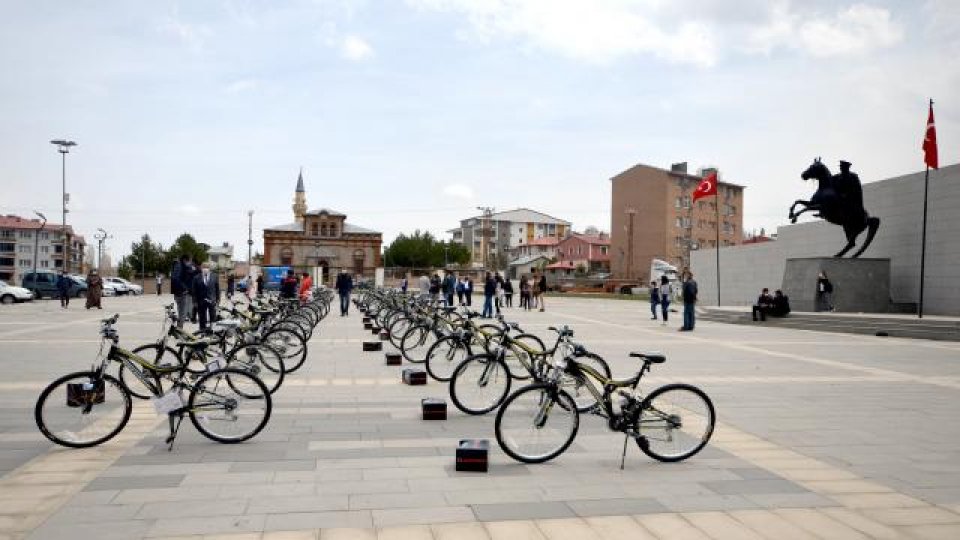 Sarıkamış'ta  başarılı 39 öğrenciye bisiklet hediye edildi.