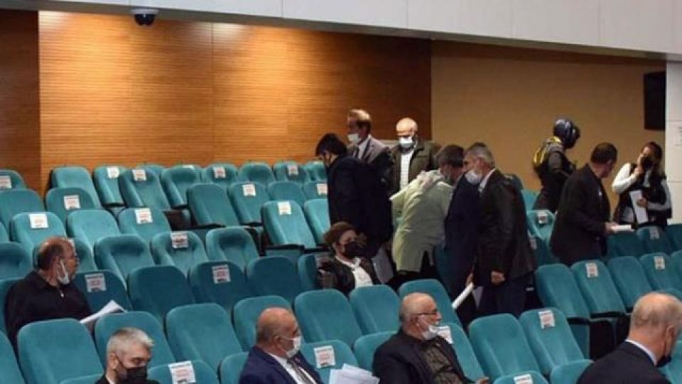 Belediyenin Atatürk'e yönelik hakaretleri kınama bildirisine MHP destek verdi, AK Partililer salonu terk etti