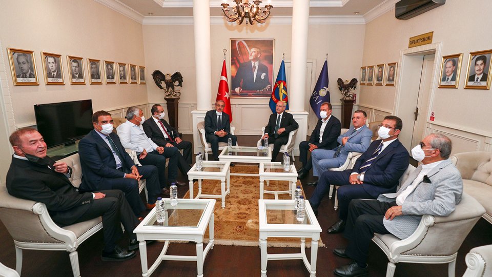 Kılıçdaroğlu, belediye başkanları ile THK'ı ziyaret etti