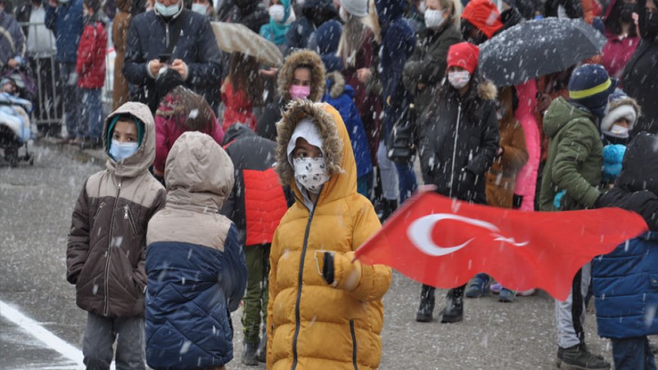 Serhatın Sesi / Serhat Diyarından Haberler / Kars’ta lapa lapa kar yağışı altında Cumhuriyet coşkusu