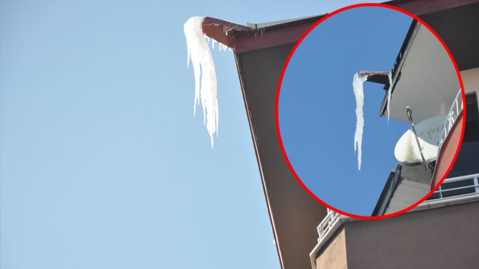 Serhatın Sesi / Serhat Diyarından Haberler / Kars’ta çatılarda oluşan buz sarkıtları tehlike oluşturuyor