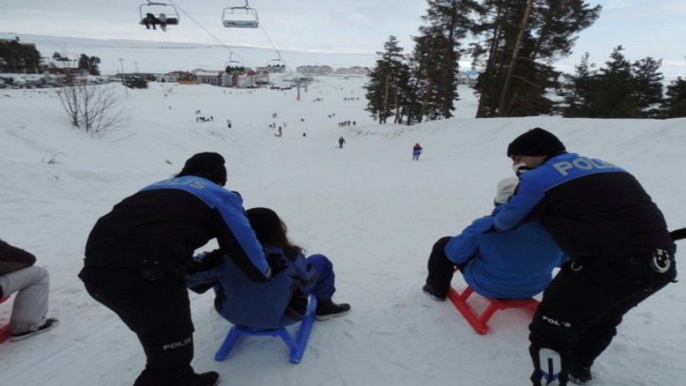 Kars’ta polis ekipleri, Iğdırlı öğrencilere Sarıkamış’ı gezdirdi.